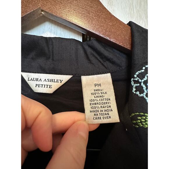 Laura Ashley 100% Silk Floral Blouse Size Medium Petite - Picture 2 of 6